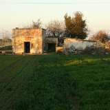 ...in fondo al quale compare un rudere dall�aria decisamente antica 